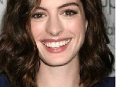 VIDEO : Bio : Anne Hathaway
