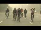 Pakistan : des cyclistes bravent le smog de Lahore pour inciter à abandonner la voiture