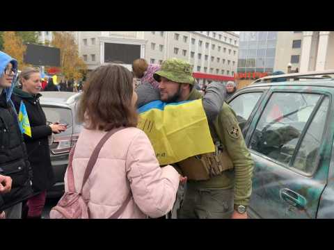 Hugs for Ukrainian soldiers in Kherson after Russia's retreat from city