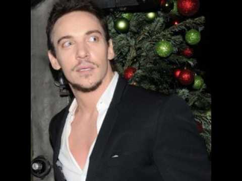 VIDEO : Jonathan Rhys-Meyers : face  la douleur, l'acteur sombre dans l'alcool