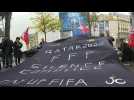 Mondial-2022 au Qatar: des militants communistes manifestent devant la FFF