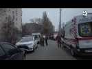 Ukraine: ambulances sur le site d'une frappe de missile sur un immeuble résidentiel de Kiev