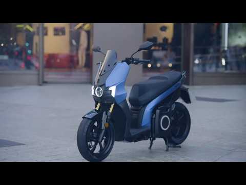 SEAT MÓ 125 Performance in Blue Riding Video