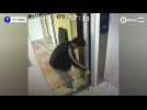 Un ouvrier bloque un ascenseur avec un geste absurde