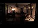 Charbon, bougies : un restaurant ukrainien continue de servir pendant les pannes d'électricité