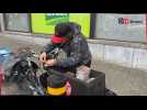 Jean-Luc Moerman distribue des repas chauds à vélo à des sans-abris