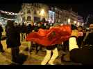 Les supporters de foot marocains exultent sur la place d'Armes à Douai