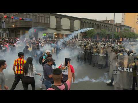 Peru: Clashes, tear gas at protest in support of ousted Castillo