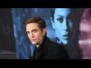 Robert Pattinson fait sa première apparition sur tapis rouge avec Suki Waterhouse après quatre...