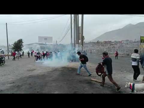 Peru: Anti-government protesters clash with police at Arequipa airport