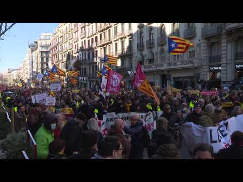 Pro-independence Catalans march to French Consulate in Barcelona