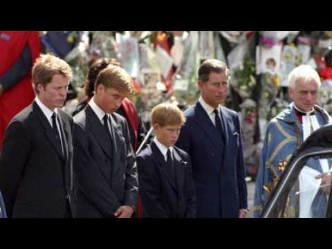 VIDEO : Charles III : pourquoi il refusait que le prince William et le prince Harry parlent de Diana