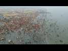 Inde: bain sacré dans le Gange pour des dizaines de milliers de pèlerins hindous
