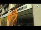 Des militants écologistes aspergent une concession Aston Martin à Londres
