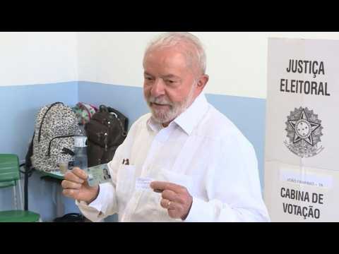 Presidential candidate Lula casts his ballot in Brazil runoff (2)