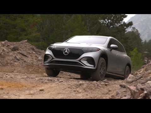 The new Mercedes-Benz EQS SUV 580 4MATIC in Silver Driving Video