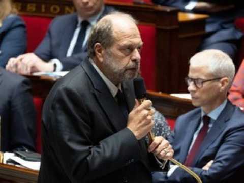 VIDEO : Se servir du cercueil d'une gamine de douze ans comme on se sert d'un marchepied
