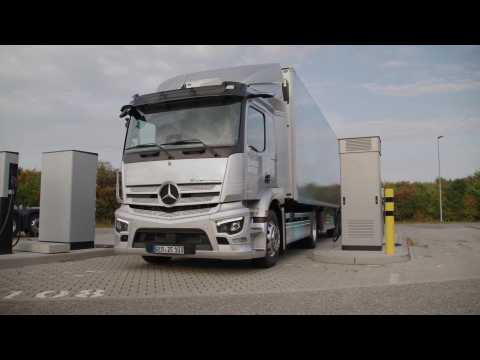 Mercedes-Benz eActros 300 tractor (with trailer) Charging