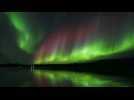 Des aurores boréales colorent le ciel en Finlande