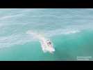 Un drone filme un requin de 4 mètres nageant sous un surfeur