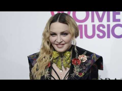 VIDEO : Madonna, obsde par ses joues : un proche voque son apparition remarque aux Grammy Awards