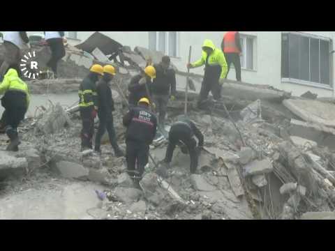 Turkish rescuers scramble to find quake survivors