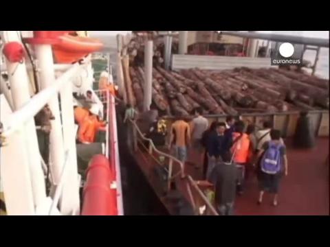 Chinese save crew from stricken ship on Yangtze