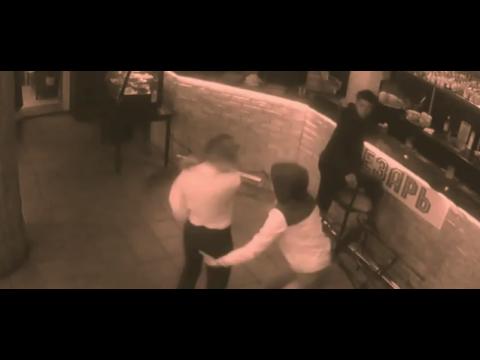 A waitress knocks a client who touches her buttocks