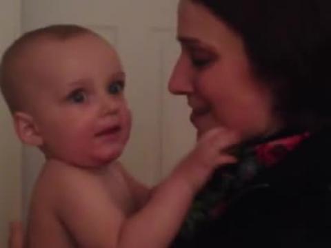 La réaction étonnante de ce bébé en voyant la jumelle de sa mère pour la première fois