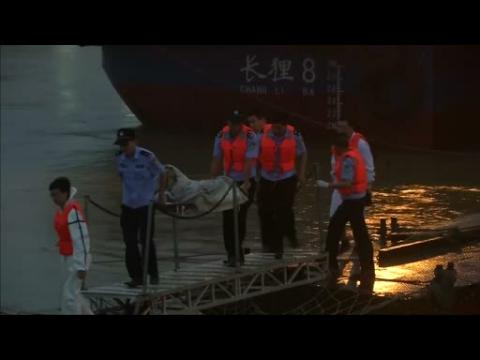 Hundreds missing in Chinese cruise boat disaster