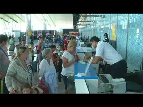Thousands of tourists flee Tunisian resorts