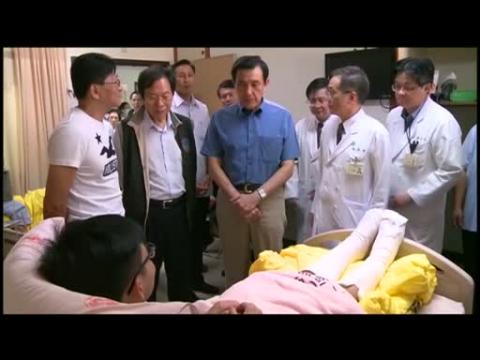 Taiwan President visits amusement park fire victims