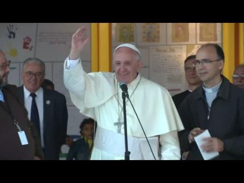 Pope visits Paraguay slum and urges residents to stay united for change