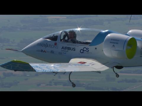 A first electric aircraft crosses the English Channel