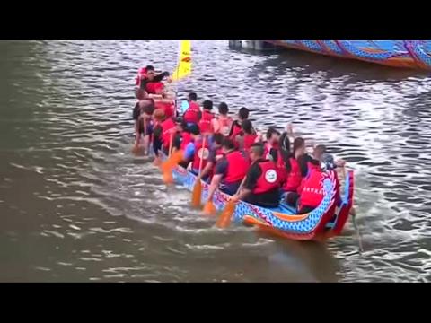 Taipei dragon boat racers make a splash