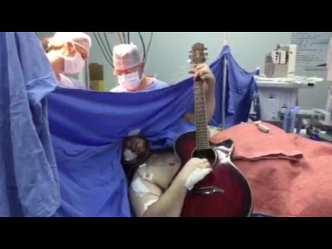 Operated for a tumor, he plays guitar in order to facilitate the work of doctors