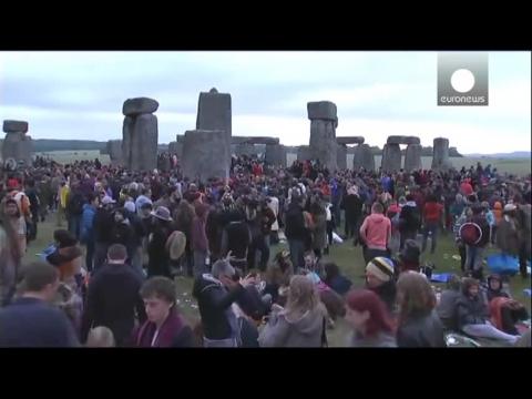 Here comes the sun: Thousands mark summer solstice at Stonehenge