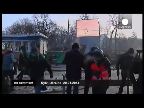 Ukraine: Clashes between riot police and anti-government protesters continue