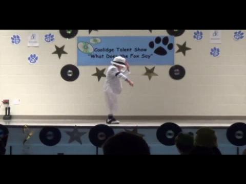 Un jeune garçon danse "Smooth Criminal" comme Michael Jackson !