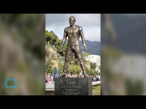 VIDEO : Cristiano ronaldo's new statue has a very impressive penis bulge
