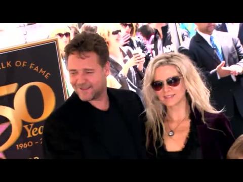 VIDEO : Russell Crowe Tells Actresses to Act Their Age