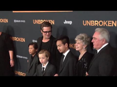 VIDEO : Brad Pitt saca la cara por Angelina mientras ella est enferma con  varicela