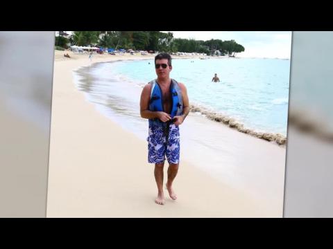 VIDEO : Simon Cowell Enjoys Family Time On The Beach In Barbados