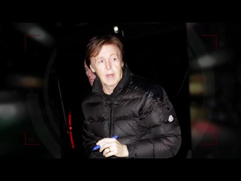 VIDEO : Paul McCartney accueilli par des fans hystriques en sortant du Daily Show