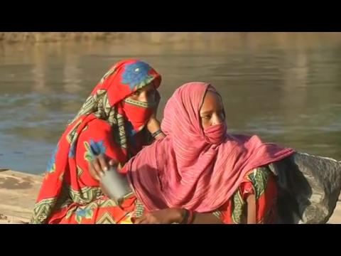 Nigerian refugees cross Chad Lake to flee Boko Haram violence