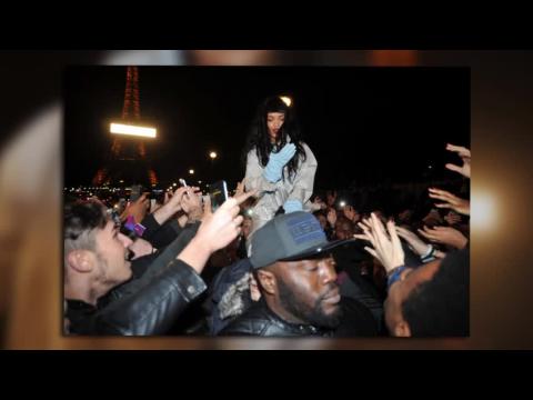 VIDEO : Rihanna Crowd Surfs in Paris