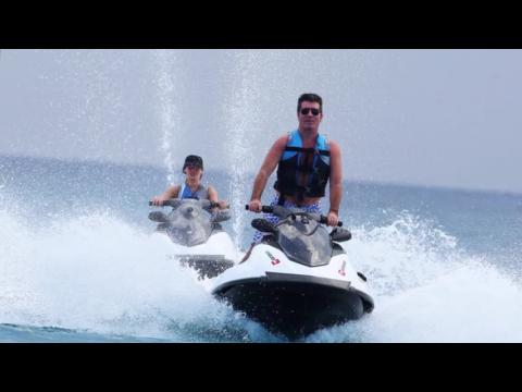 VIDEO : Simon Cowell et Lauren Silverman s'amusent dans l'eau  la Barbade