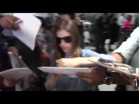 VIDEO : Anna Kendrick Patiently Signs Autographs For All Her Fans