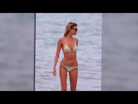 VIDEO : Martha Hunt Enjoys a Christmas Break in her Bikini