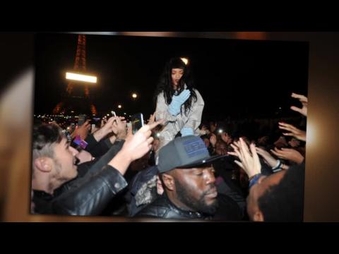 VIDEO : Rihanna entre la multitud de Paris